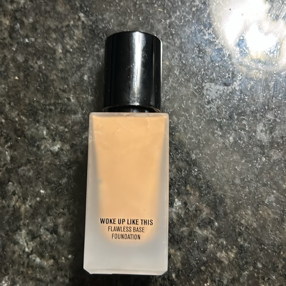 IL Makiage foundation I woke up like this ! - Picture 4 of 4